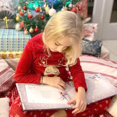 Recevoir ce livre personnalisé Hourra Héros le matin de Noël est un moment que les enfants n'oublieront pas.