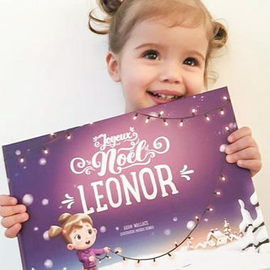 Les petits vont dévorer les histoires tendres et délicates qui composent leur livre de Noël personnalisé Hourra Héros.